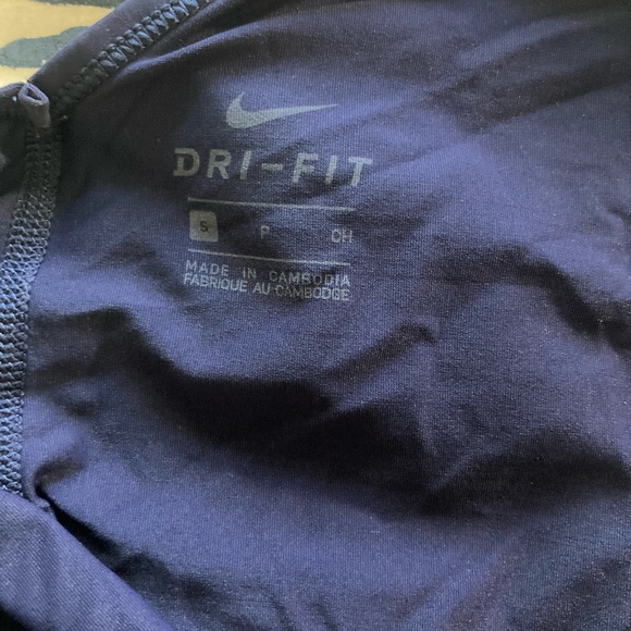 Nike top - Picture 2 of 4